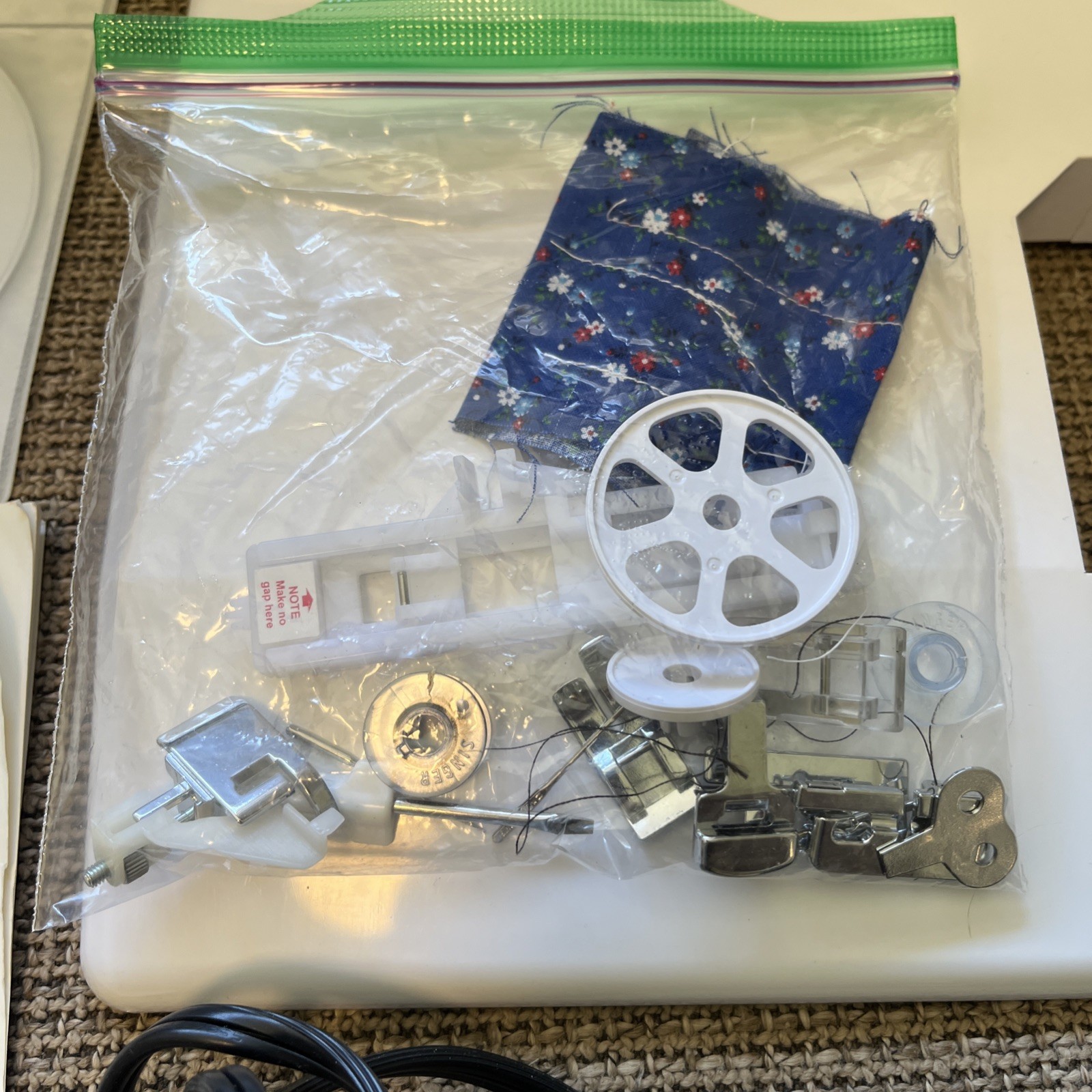 Singer Sewing Machine 4166 White Electronic Control With Accessories ￼