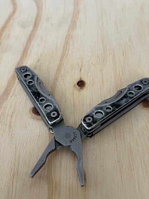 Gerber Shortcut Multi-tool w/ Black Handles Pliers Keychain — Great condition