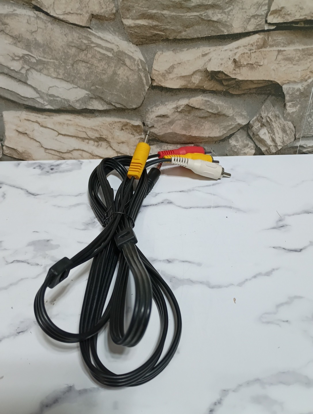 3.5mm mini-jack TRRS to 3-RCA composite video/audio cable