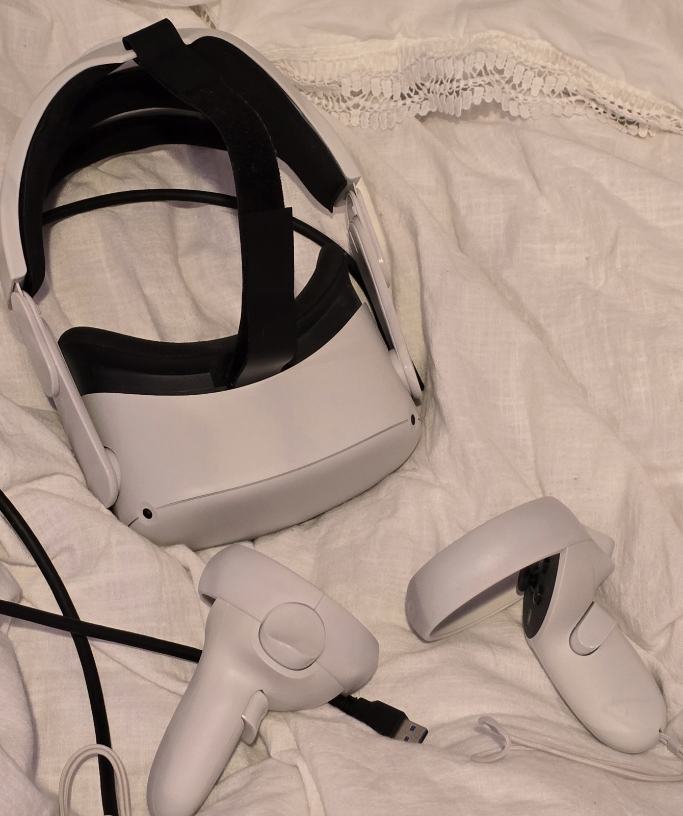Meta Quest 2 256GB White Virtual Reality Gaming Accessory