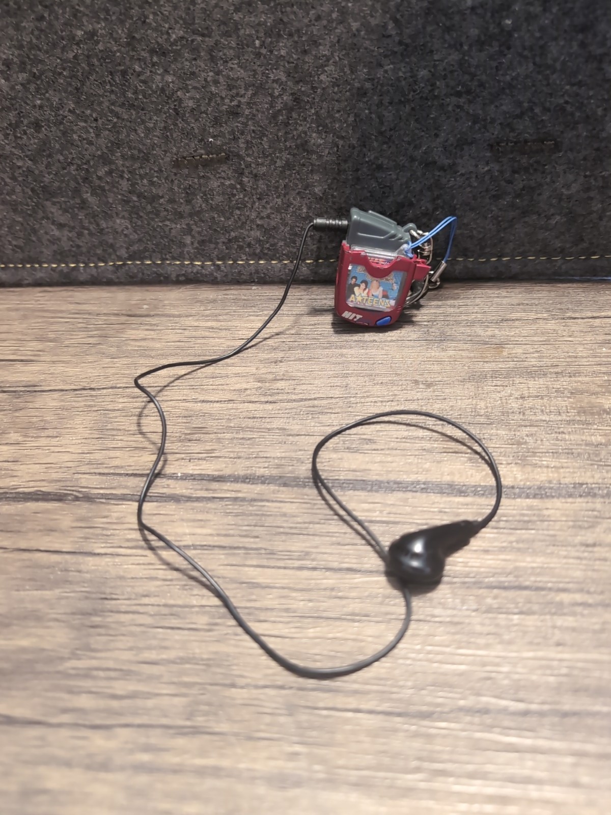 Vintage Tiger Electronics Hit Clips Player W/ Earphone Red  Needs Batteries Read
