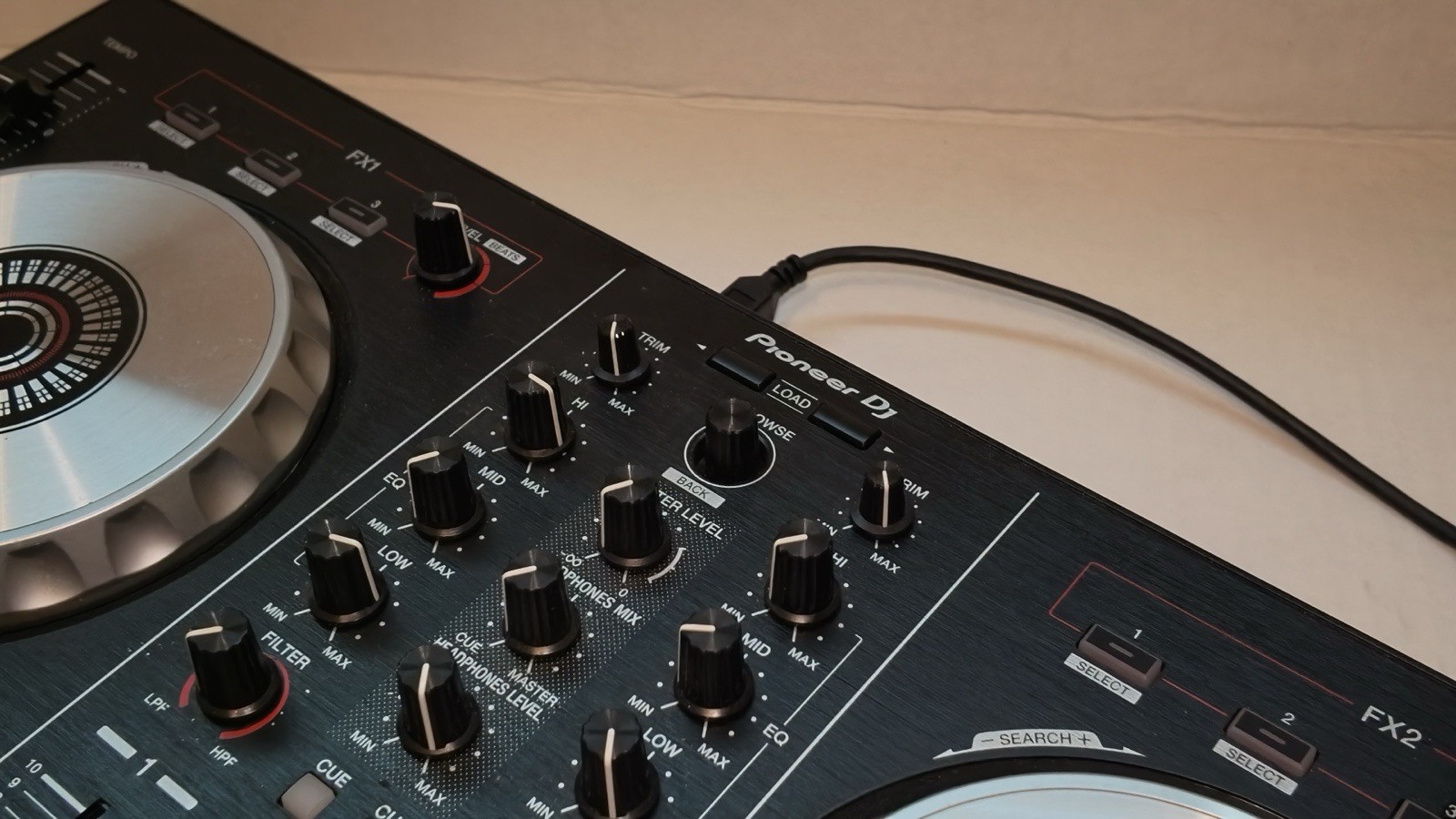 Pioneer DJ DDJ-SB2 Serato 2-Channel 2-Deck DJ Controller powers on
