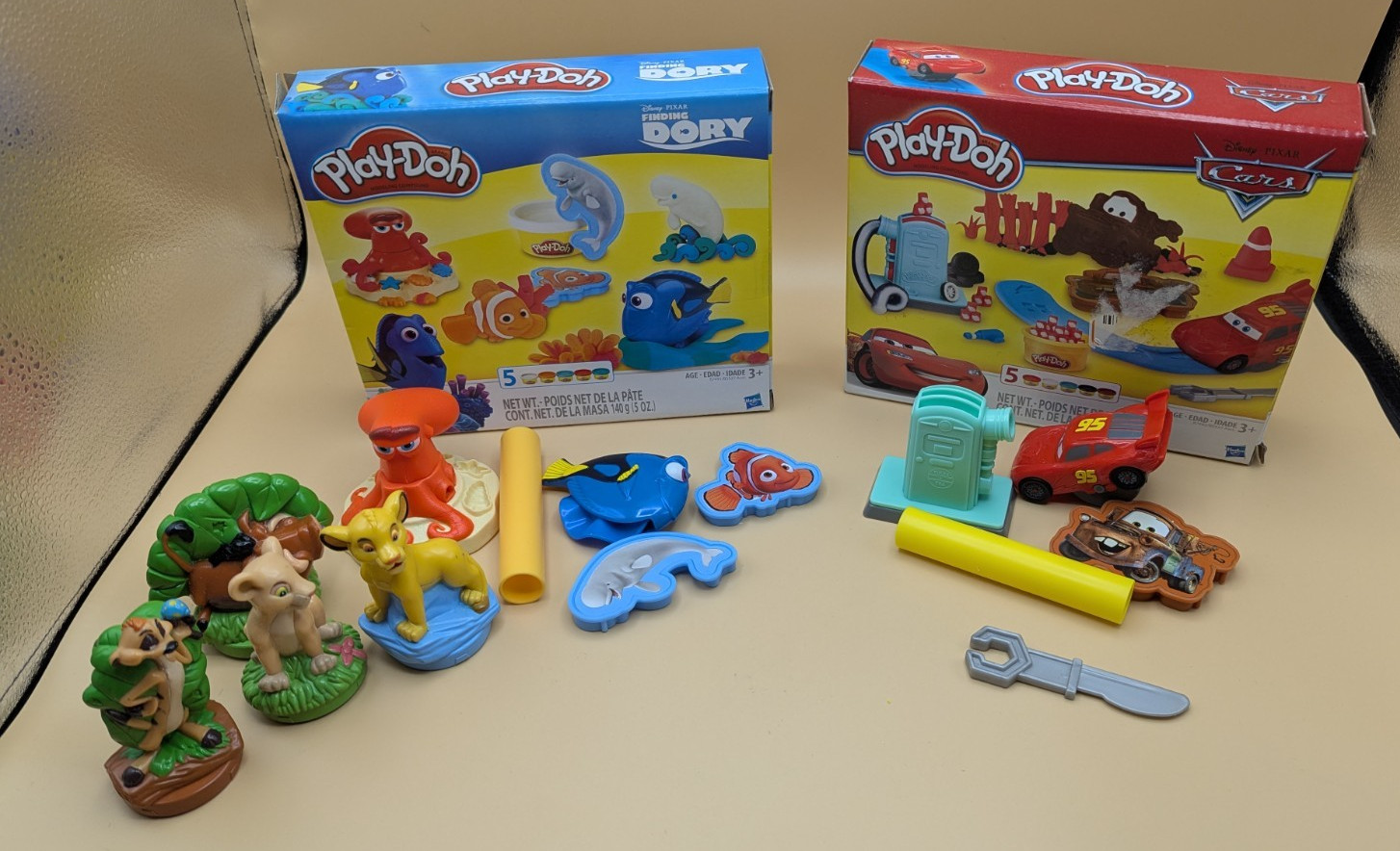 LOT 2 DISNEY PLAY-DOH PLAYSETS FINDING DORY CARS & LION KING STAMPERS