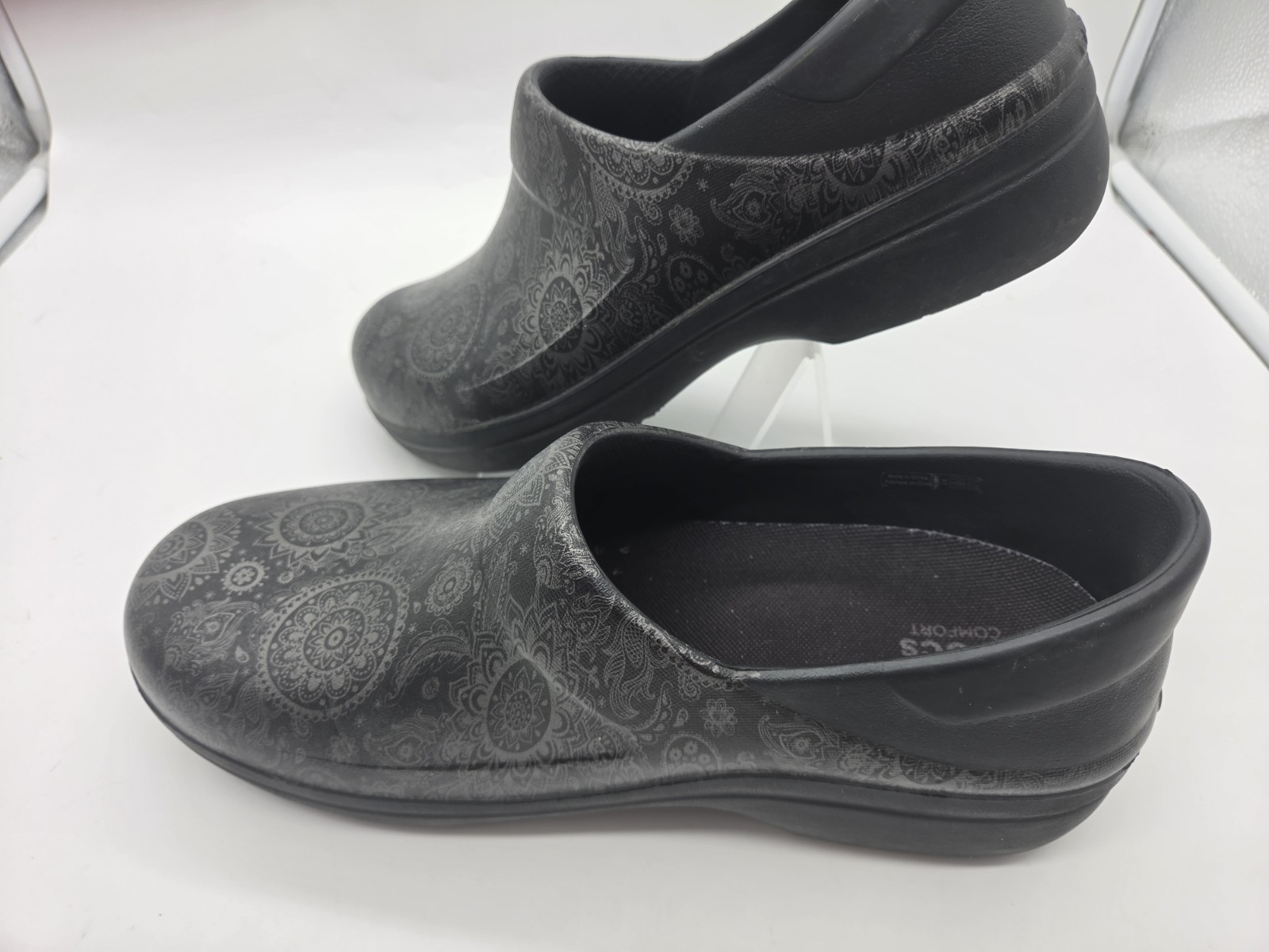 Crocs Women's Neria Pro II Graphic Clogs featuring  black and gray Paisley Print