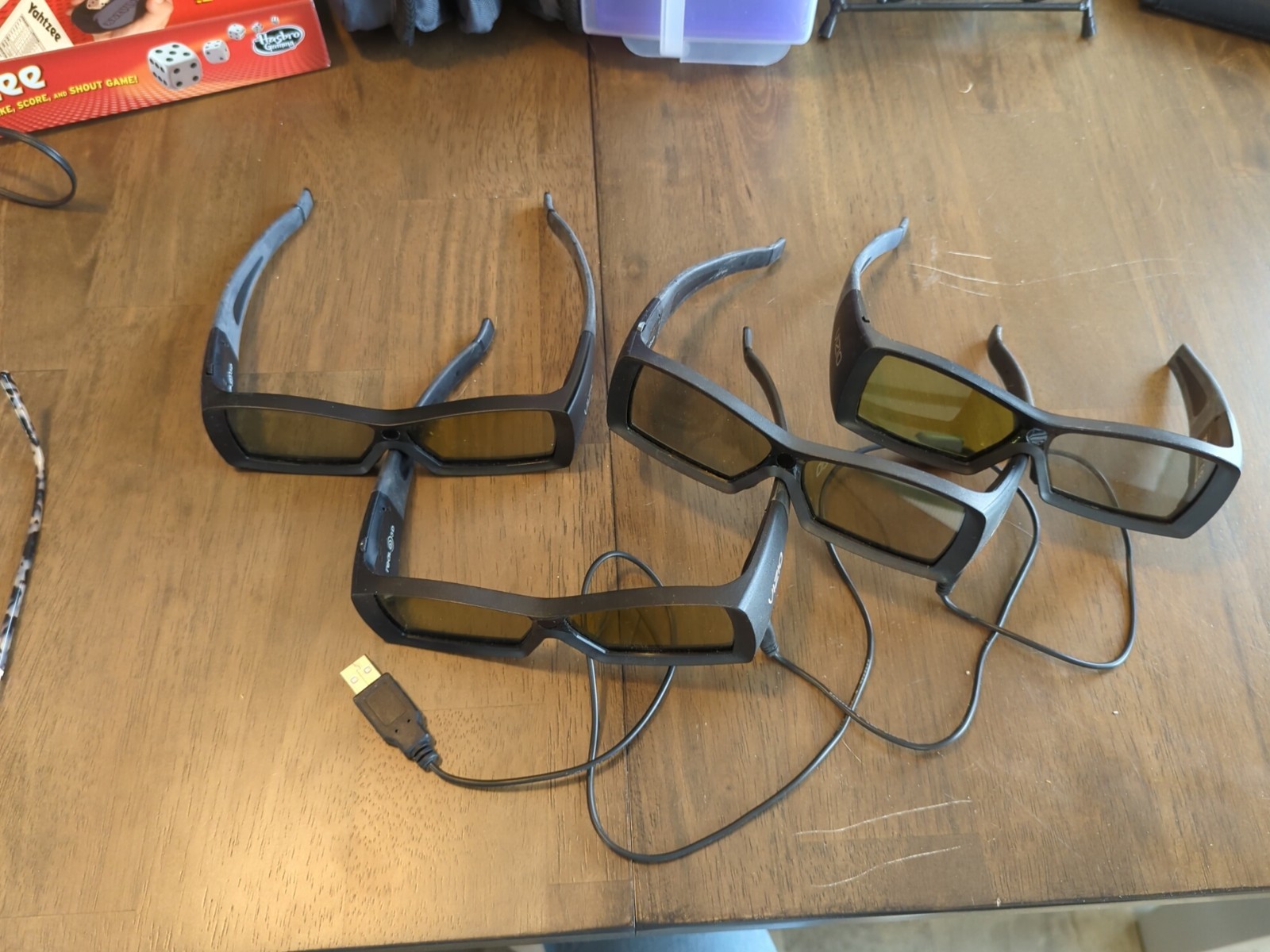 Vizio VSG102 3D HD  Glasses rechargeable, Black, 4 Pack With Charger