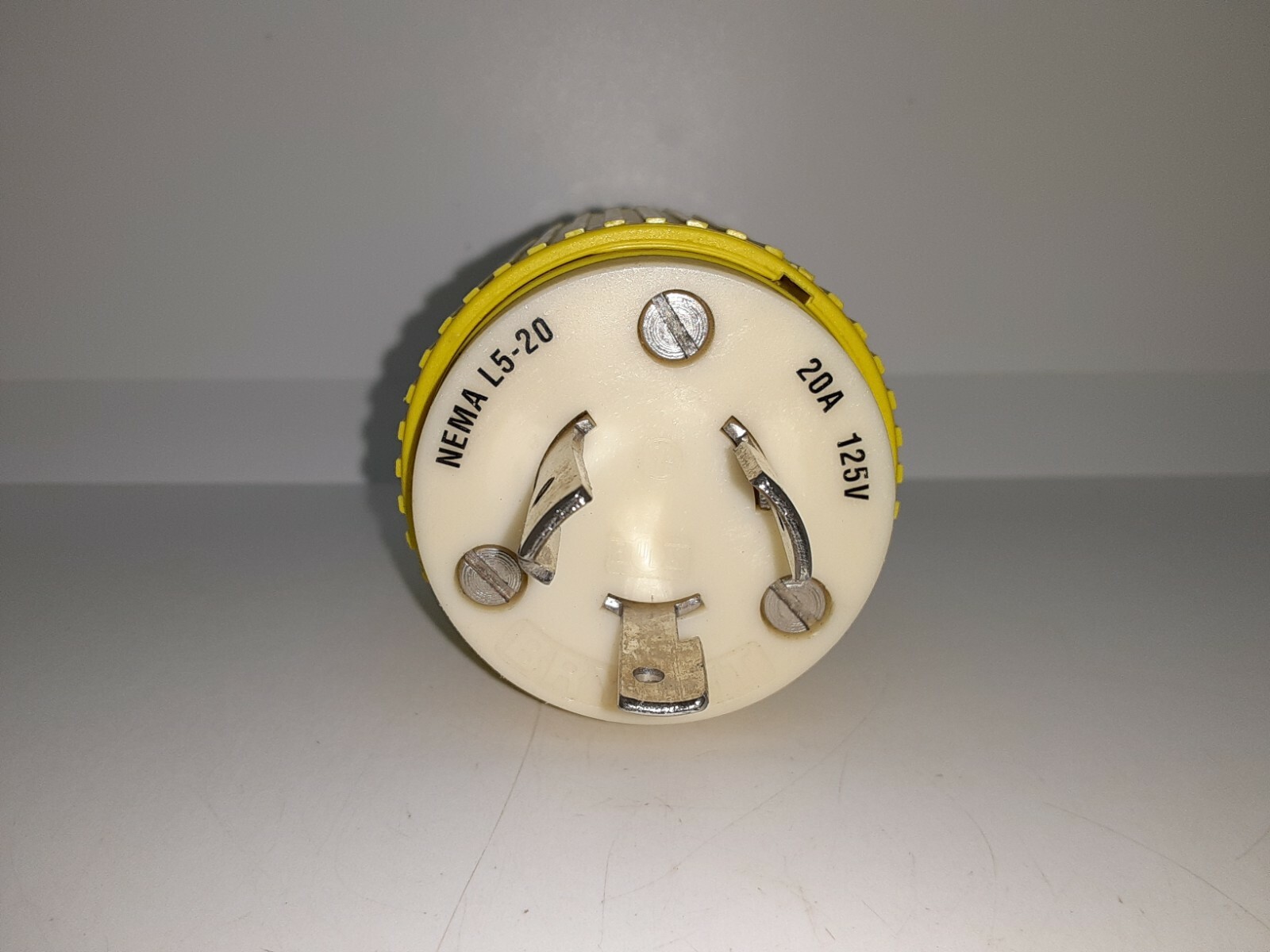 Bryant 70520NPCR 20A 125V L5-20 Locking Plug Nylon 2P 3W Grounding Yellow NEW