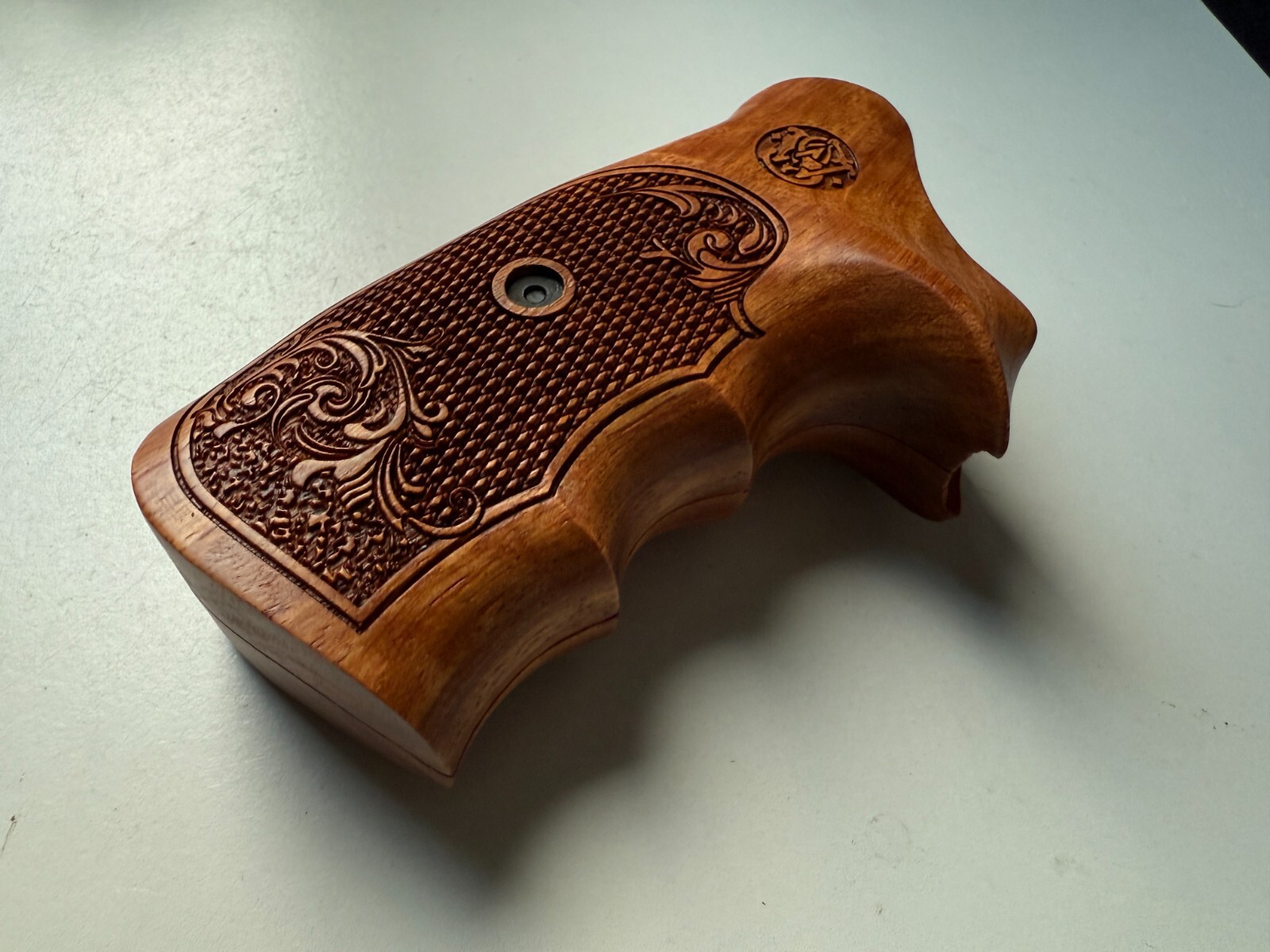 New remade grips art on Hard wood grips for S&W, N FRAME ROUND BUTT #NRClose01