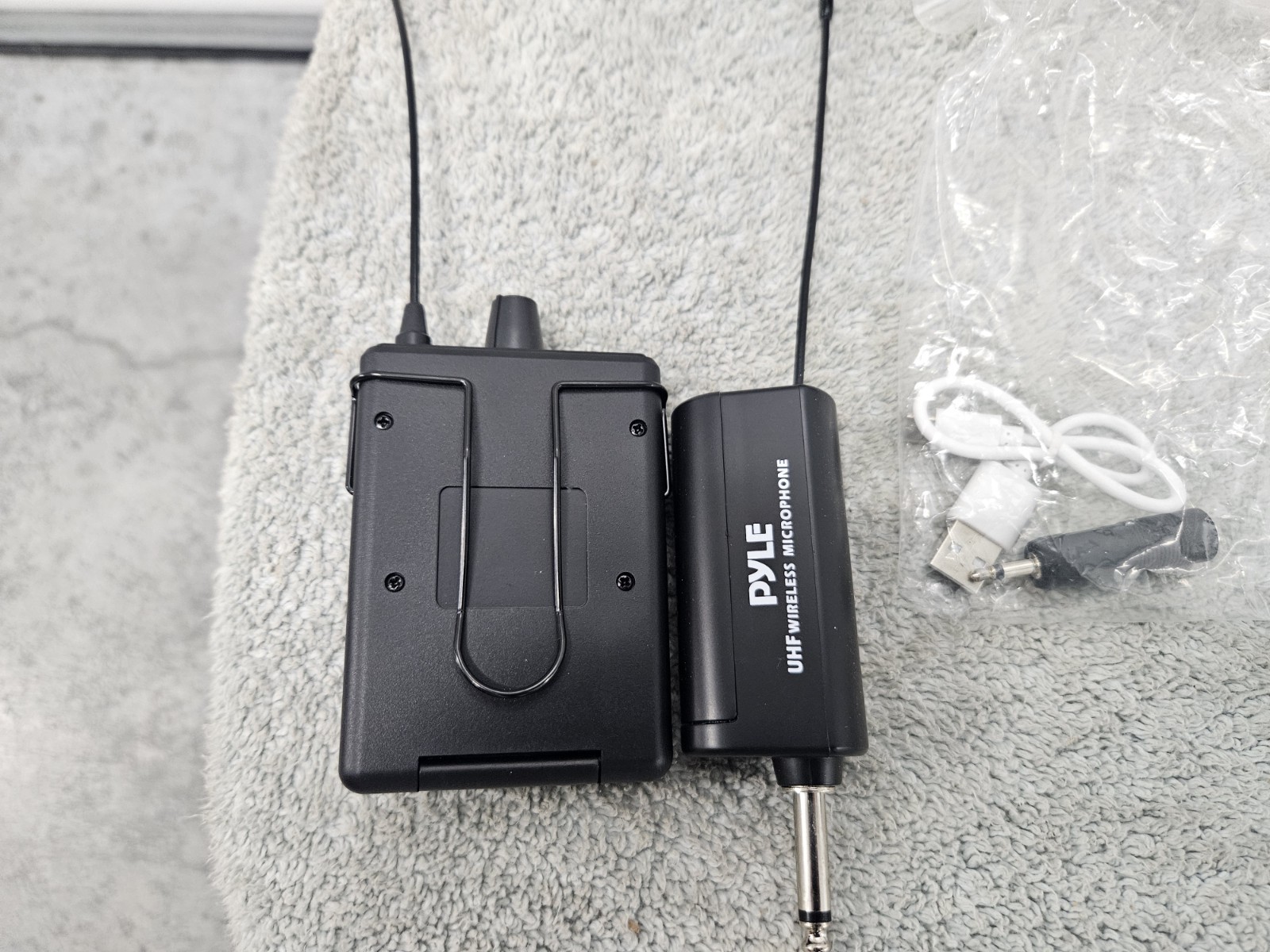 Pyle UHF Wireless Microphone System Kit LED Digital Display Screens PDWMU112