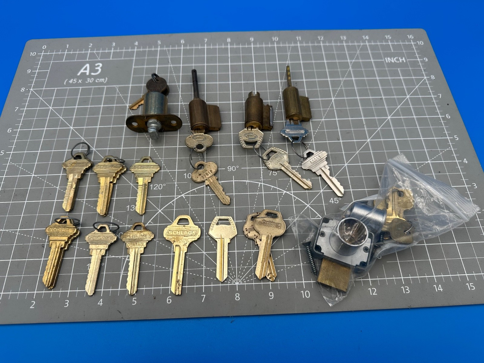 LOCKSMITH LOT - 5 CYLINDERS: SCHLAGE, CORBIN, OLYMPUS - 13 ORIGINAL KEYS.