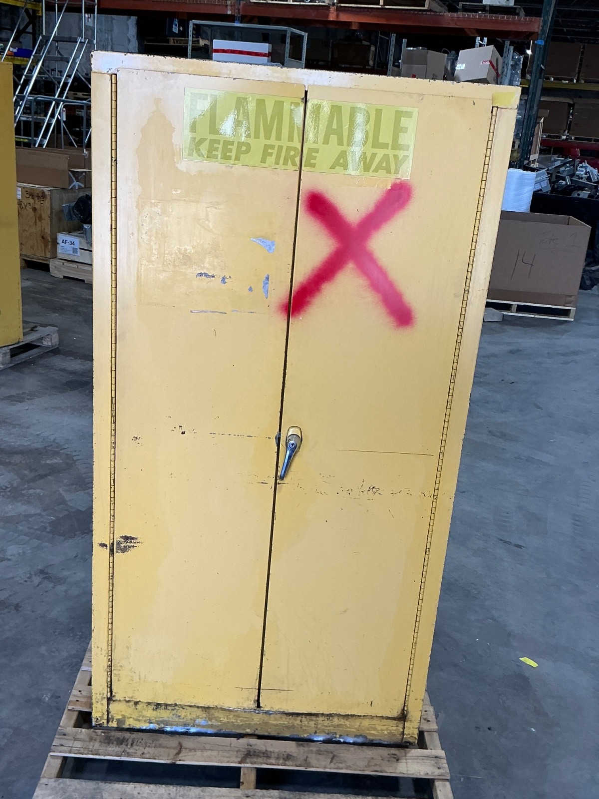 FLAMMABLE LIQUID STORAGE / FIRE CABINET 65x34x34