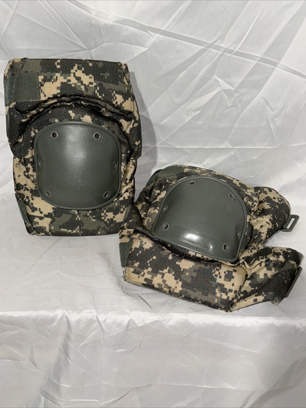 Bijan USGI Military IMPROVED Knee Pads Digital Camo / Green Grey Large Pre-owned
