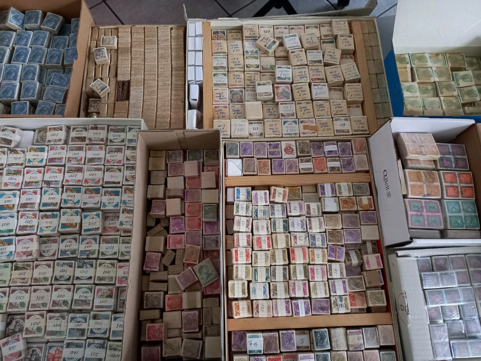 Stamps 10 bunches of 100 of different Italian ordinary with services.
