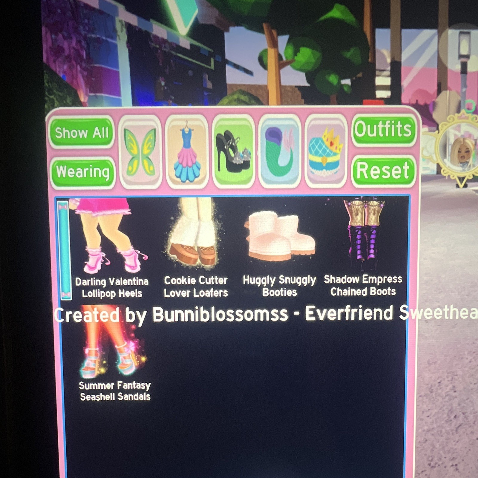 Royale High Game Item/ Roblox/ Ignore the price here hit up for more info price