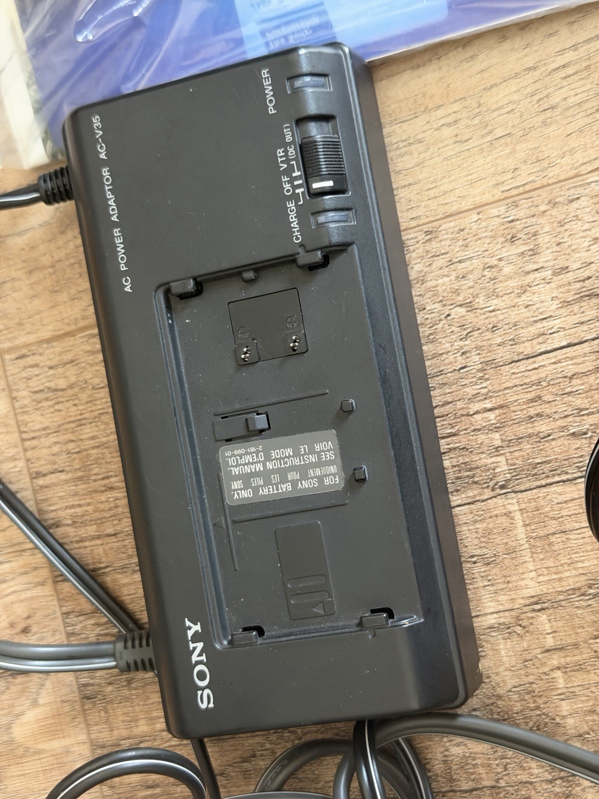 Sony Video 8 Handycam CCD-TR77 With Accessories READ DESCRIPTION