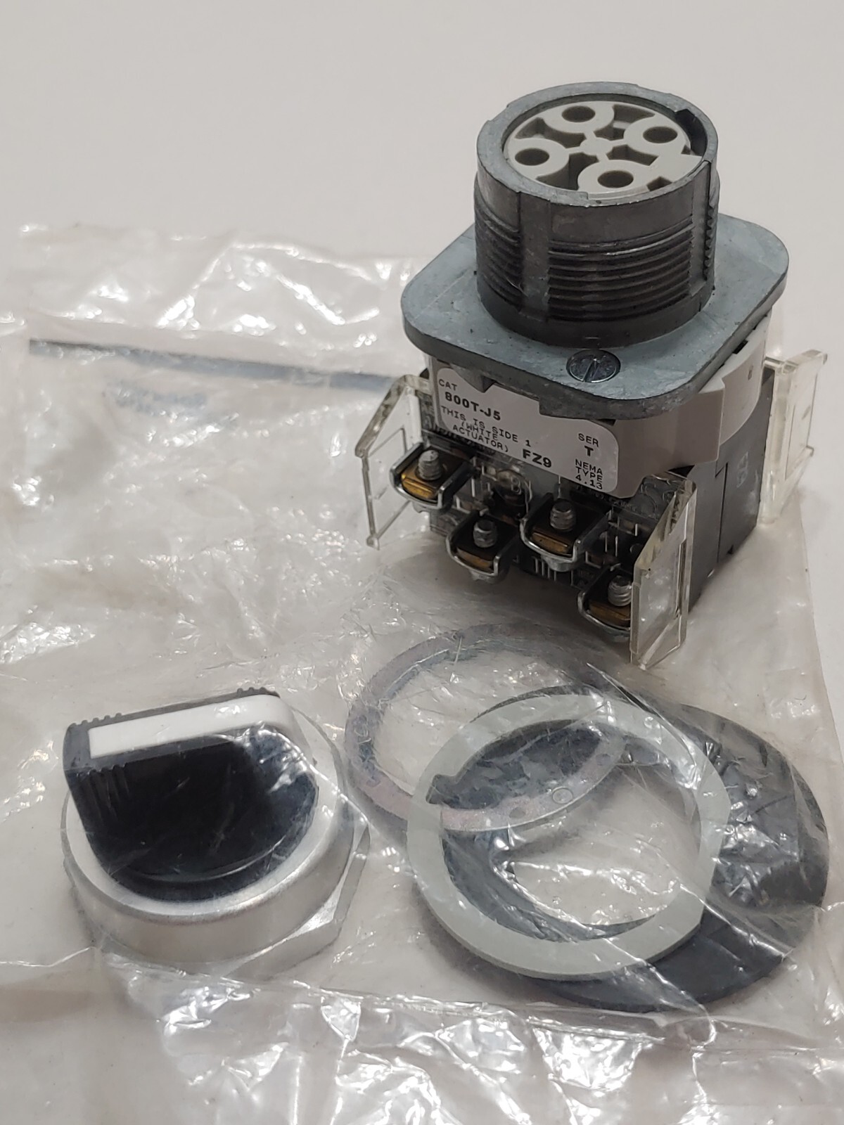 Allen Bradley 800T-J5 ser. T Black Selector Switch FZ9 w/(2) 800T-XA ser. D btm