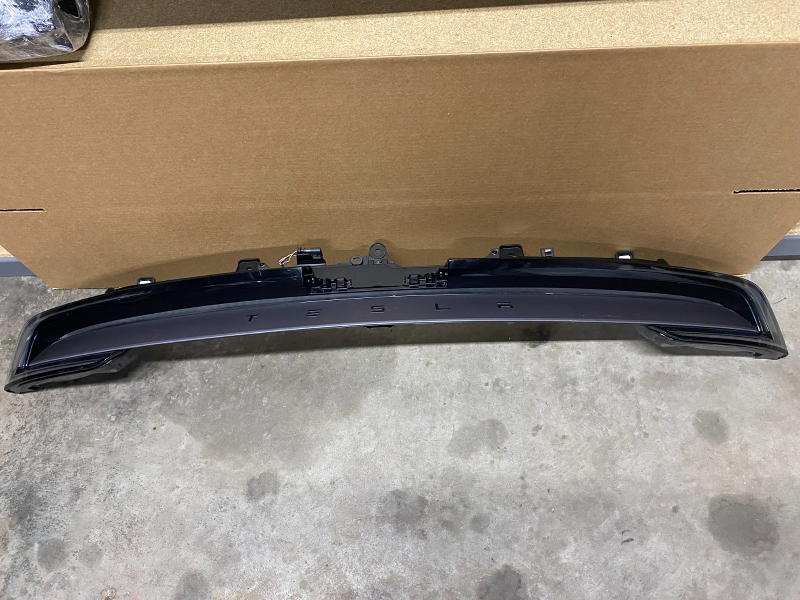 2025 Tesla Model Y Rear Liftgate Lamp Light OEM 2004606-00-B