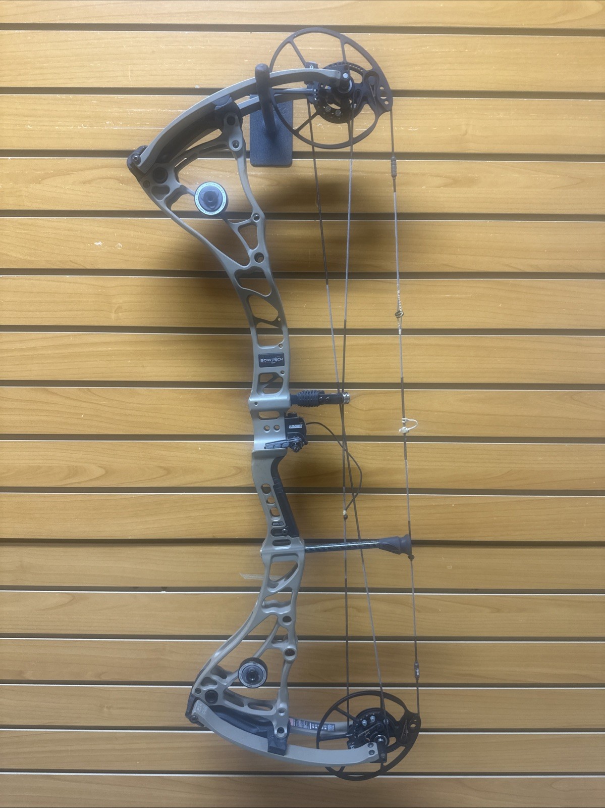 Bowtech Core SS Compound Bow - RH - 70# Max - Integrated MX2 Rest