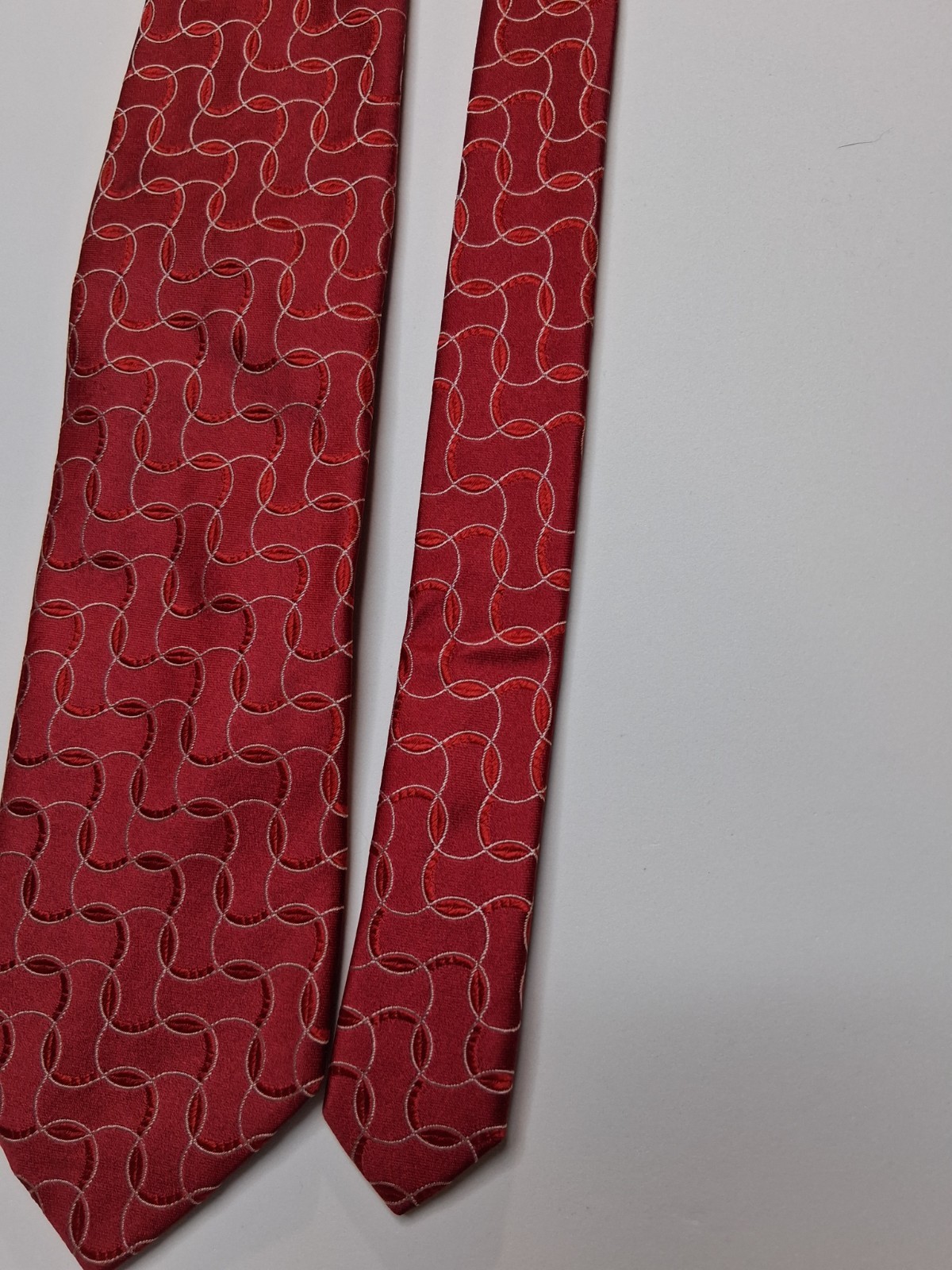 HUGO BOSS Mens Tie Red Base With Wavey Geometric Pattern, Seta Silk, Vgc