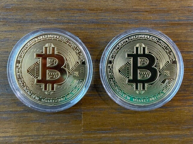 *Lot of 2* Bitcoin Coin Gold Plated Golf Ball Marker Poker Card Protector Crypto