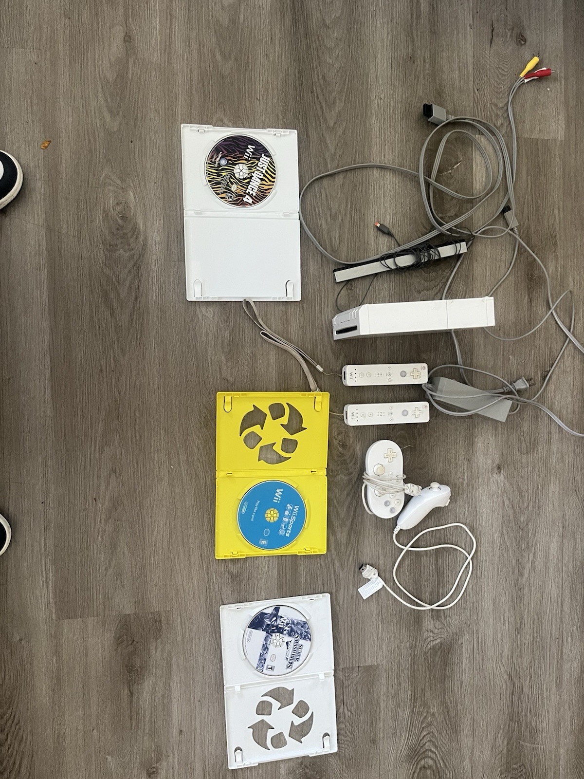 2006 Original Wii Console With 4 Games And Controllers Etc