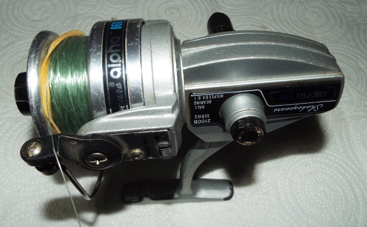 7 VINTAGE FISHING REELS WITH SOME EXTRA SPOOLS GARCIA, QUANTAM ETC.... READ!!!