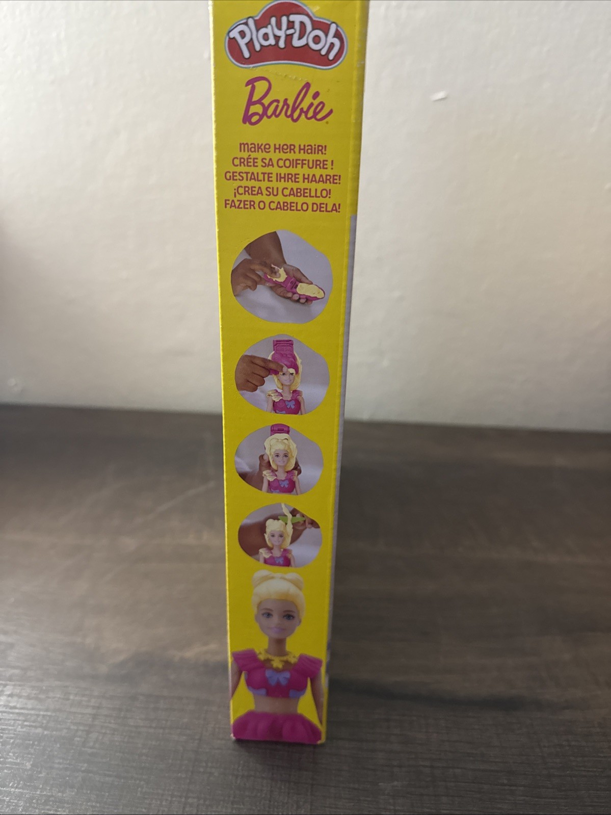 PLAY-DOH BARBIE RUFFLES & BOWS. NEW