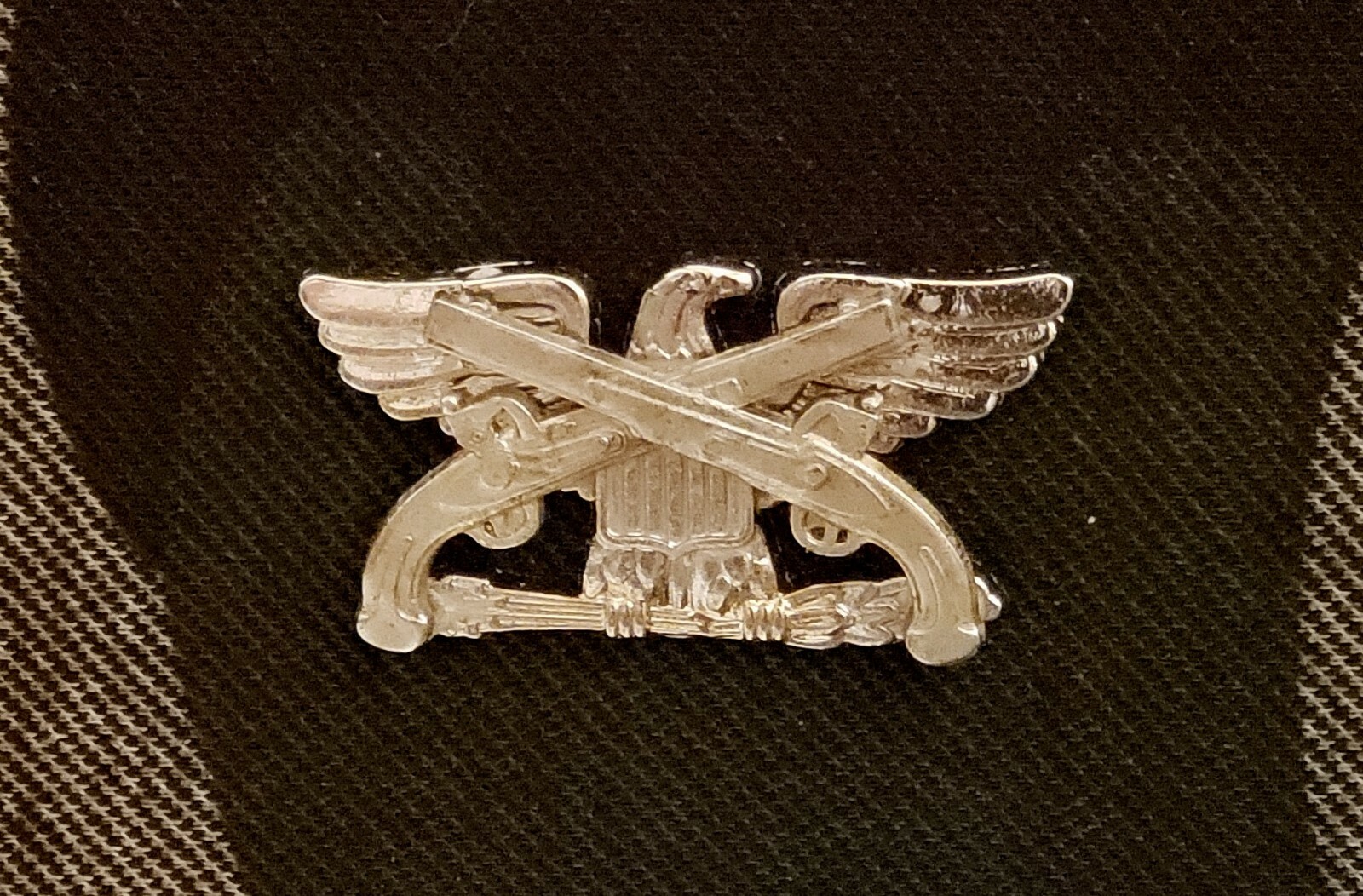 Military Police Colonel Rank Officer Insignia Sabers Badge Hat Pin US Army Cav