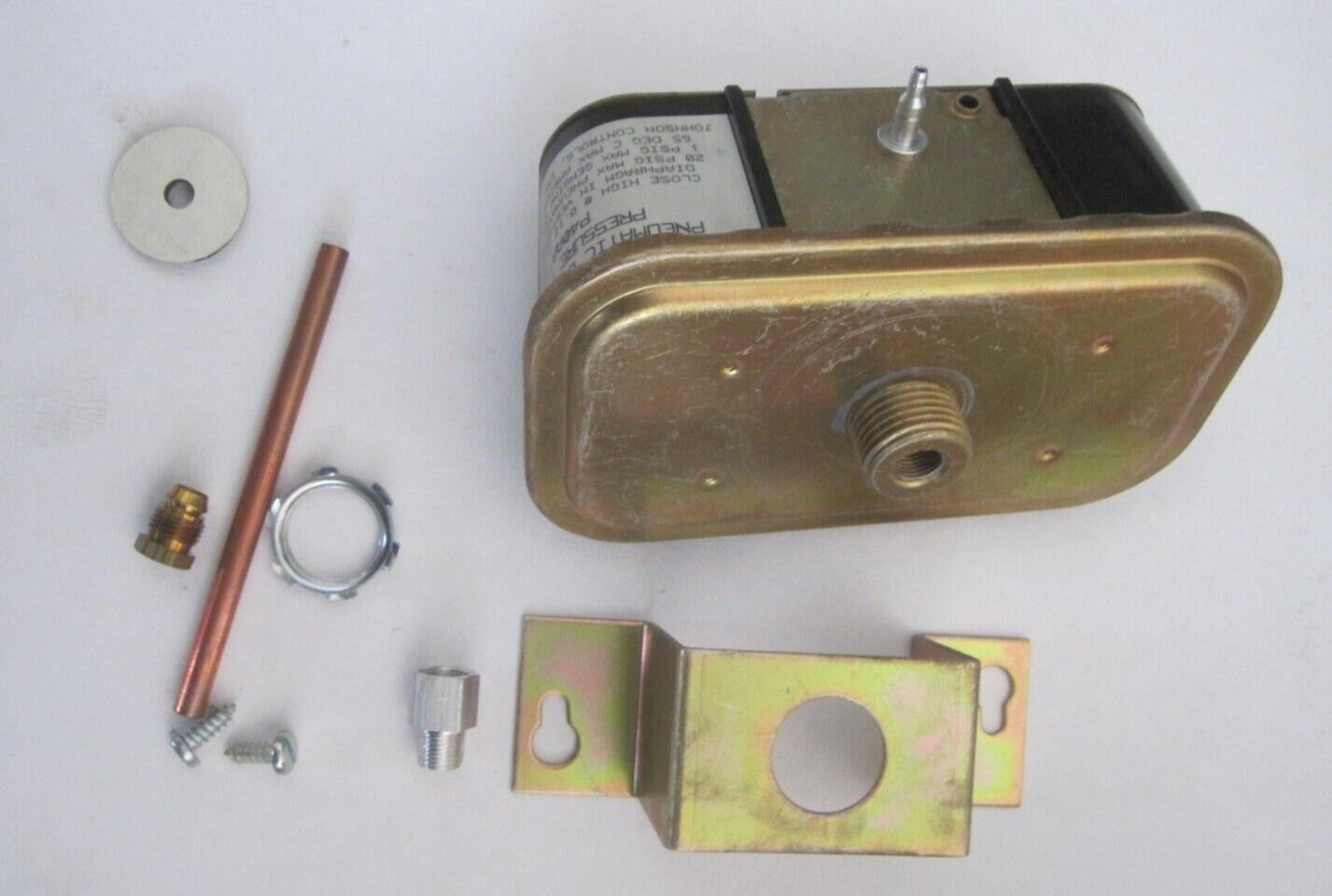 NEW Johnson P40 Controls Pneumatic Pressure Switch  P40AA-1C