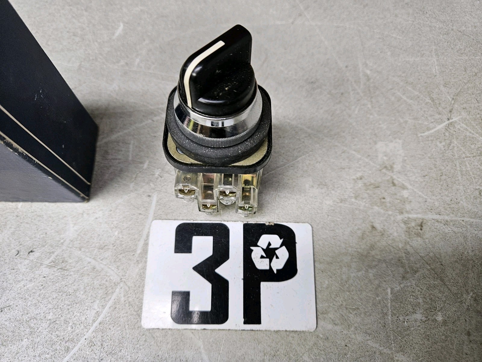 TELEMECANIQUE XB2MD12 2-POSITION SELECTOR SWITCH