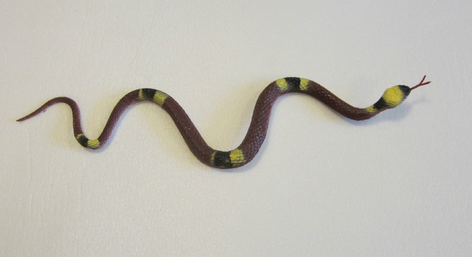 20 RAIN FOREST RUBBER SNAKES 14" TOY REPTILE FAKE PRETEND JUNGLE SNAKE GAG GIFT