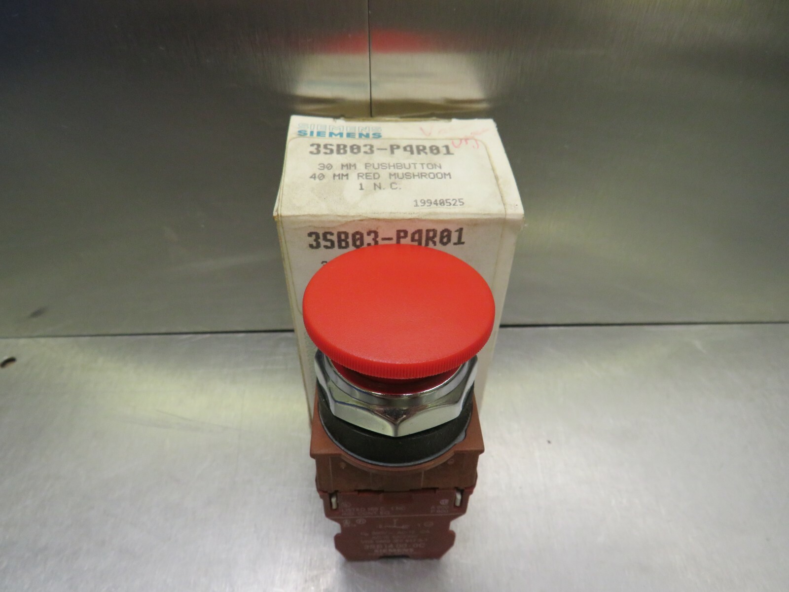 Siemens 3SB03-P4R01 Red Mushroom Head Pushbutton
