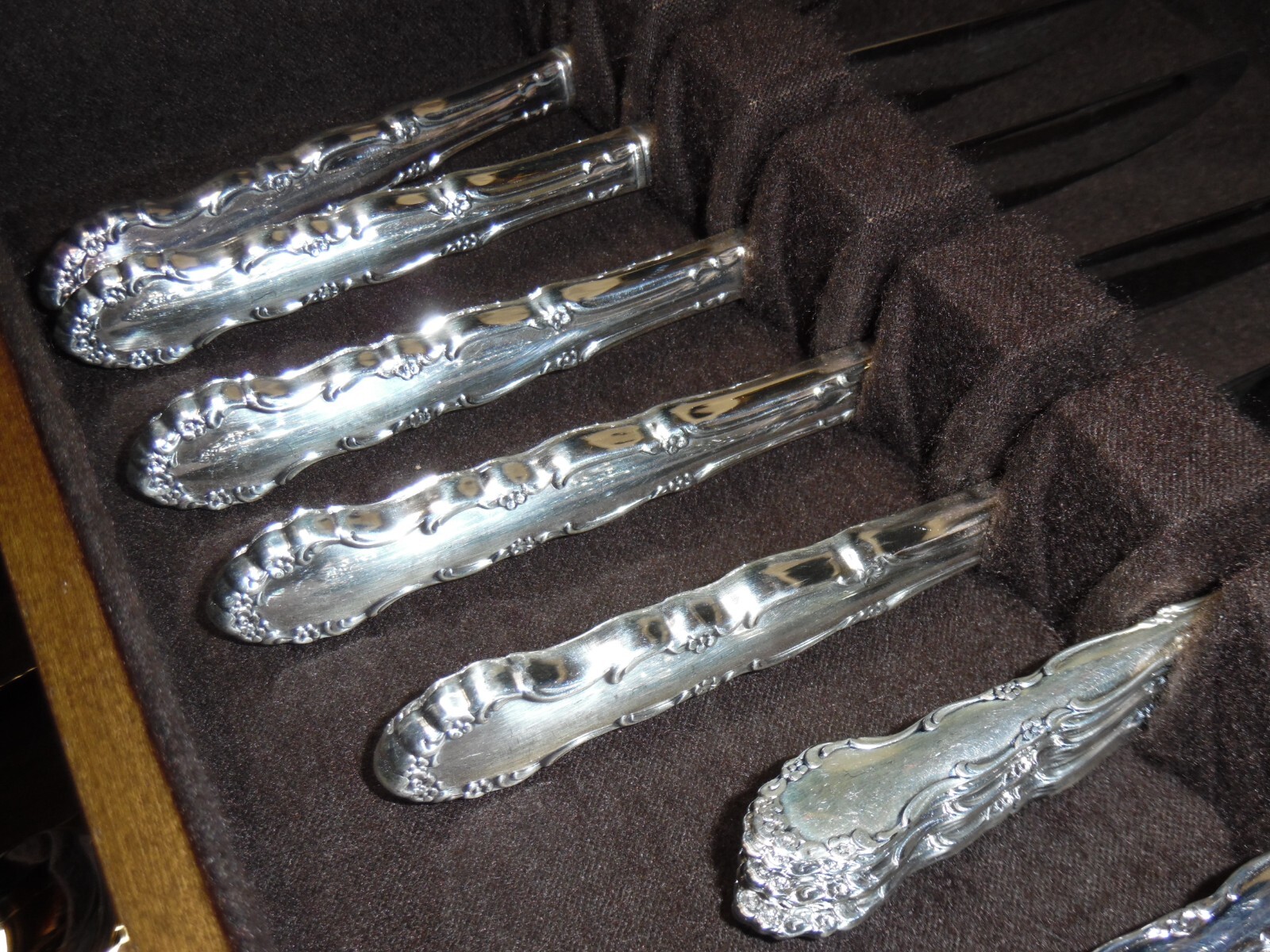 46 Pc. Onieda 1881 Rogers Flatware Set - Flirtation - With Chest