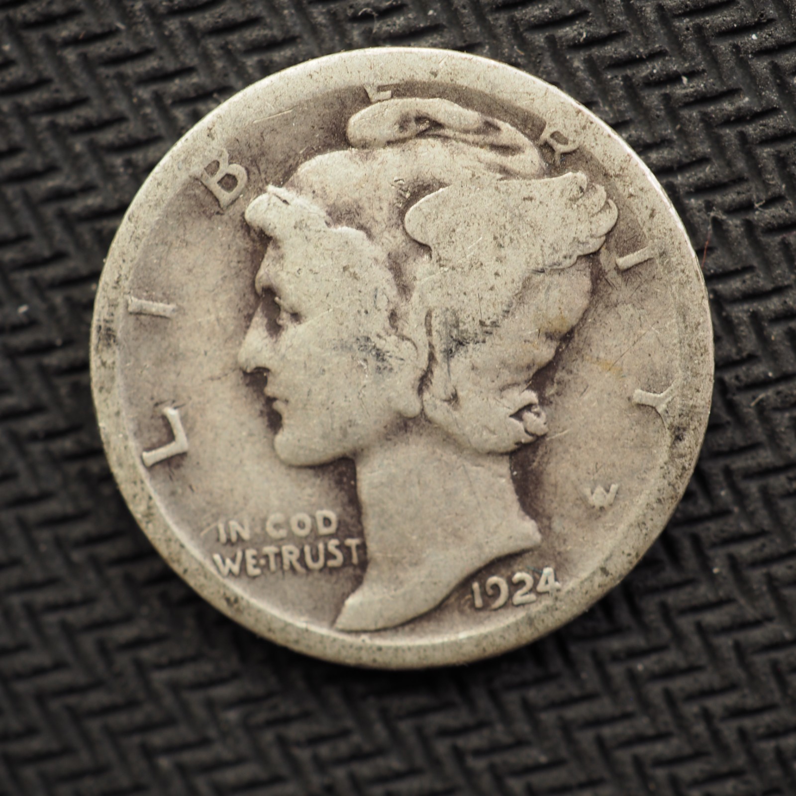 1924  *S* MERCURY HEAD  SILVER DIME *NICE* - FREE SHIPPING! - C3343