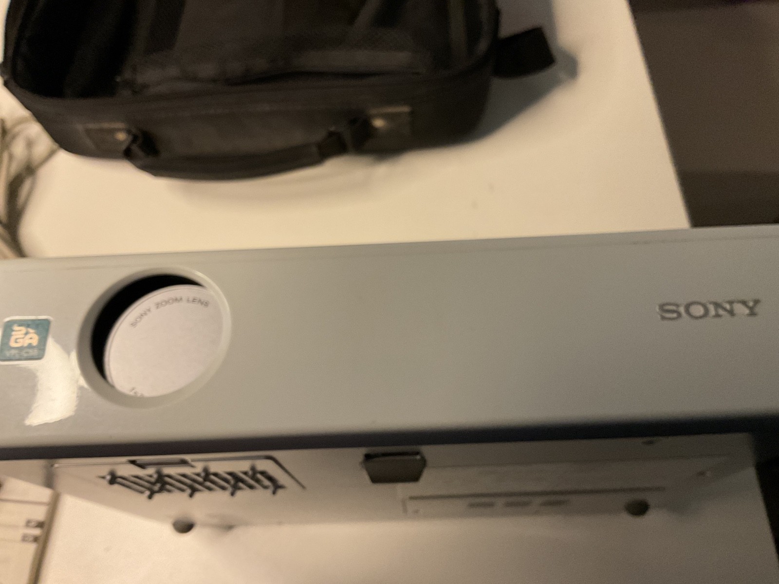 Sony VPL-CS6 DATA PROJECTOR w/Remote Control Power & VGA Cable and carry case