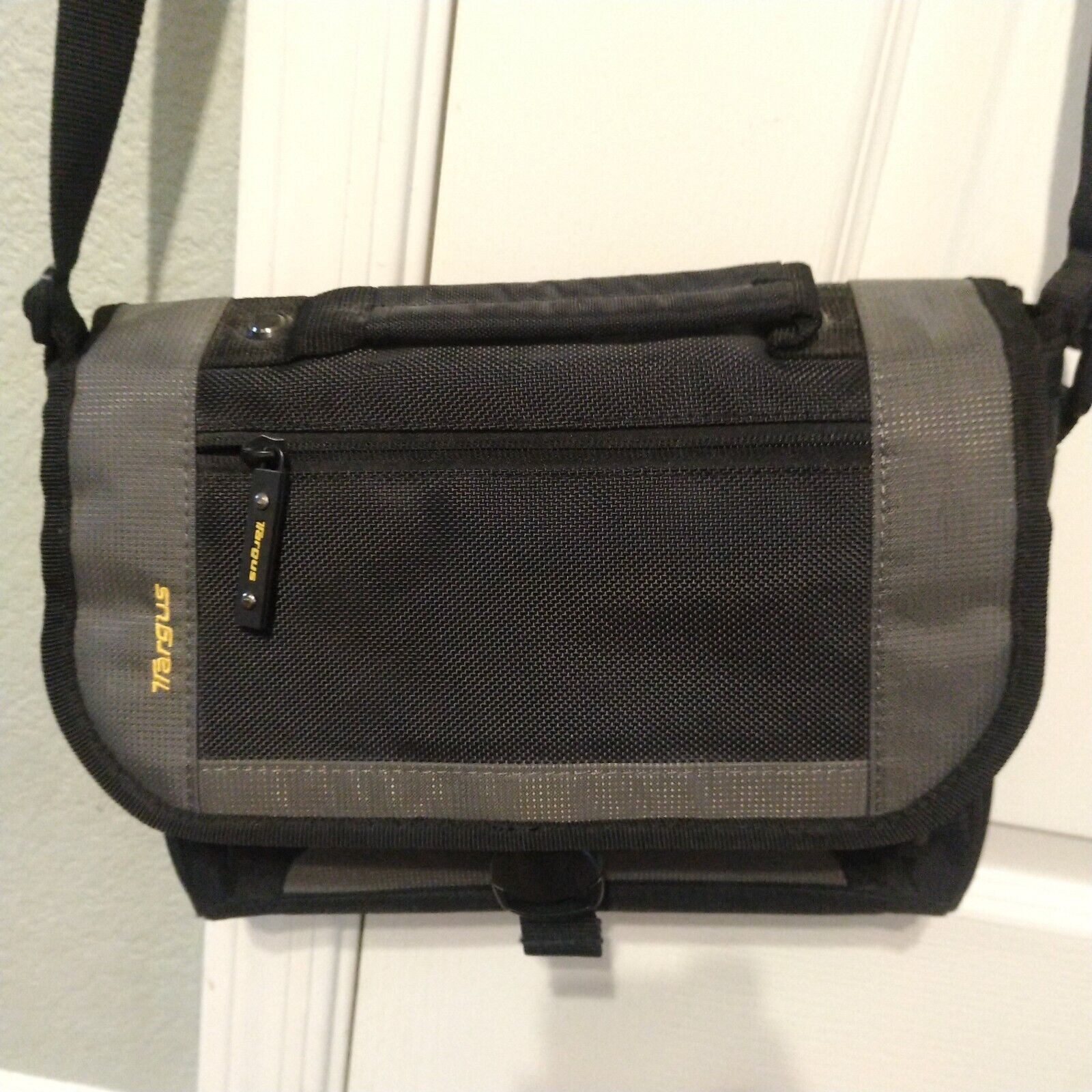 Targus Small Tablet Messenger Bag Black & Gray Nylon Shoulder Bag
