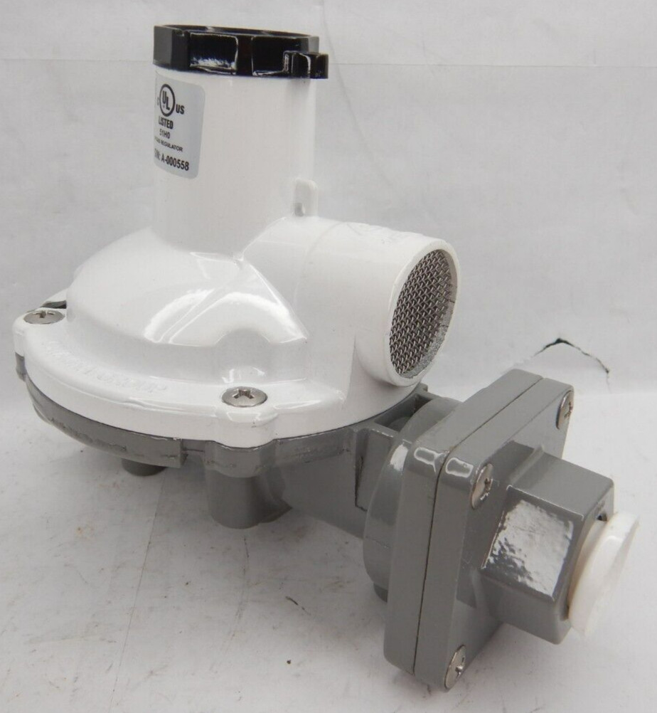 Cavagna 998TP-22 Regulator 700K BTU 1/2 X 1/2 FPT Compact Body