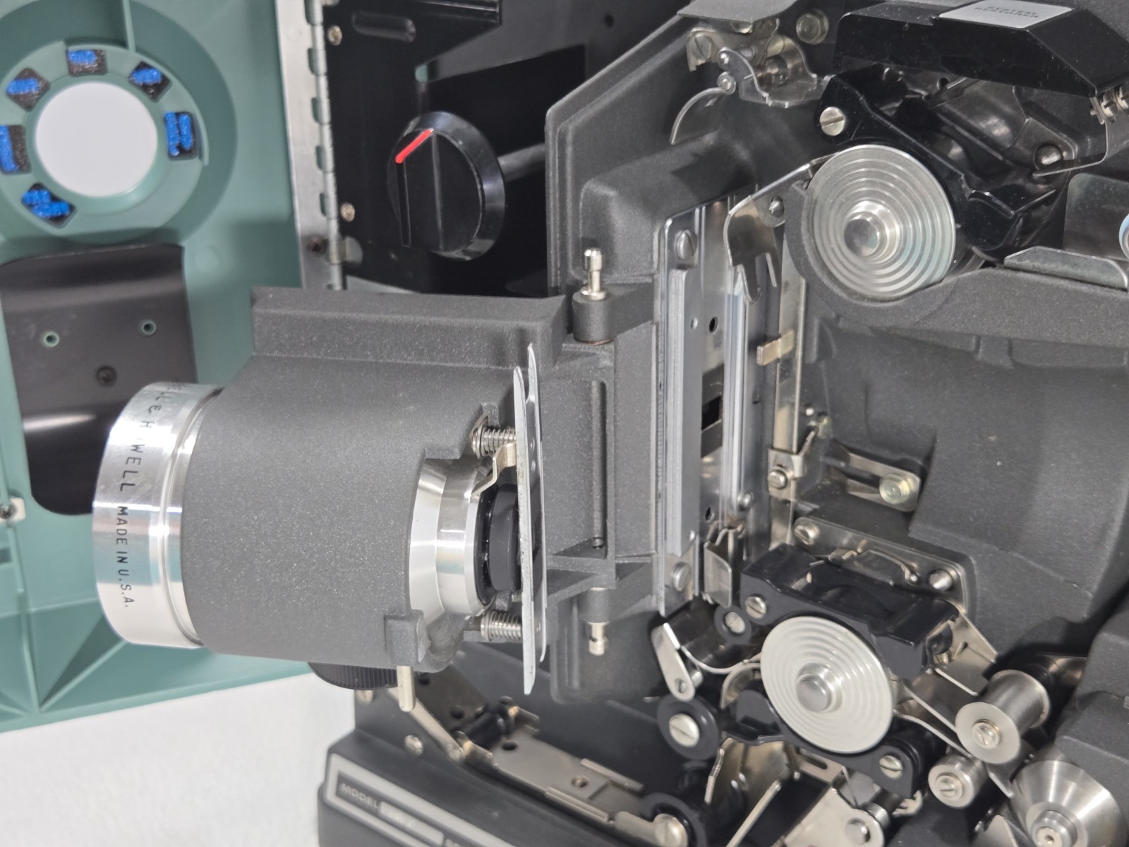 Bell & Howell 1585 C Filmosound 16mm Sound Auto Load Desktop Projector Green