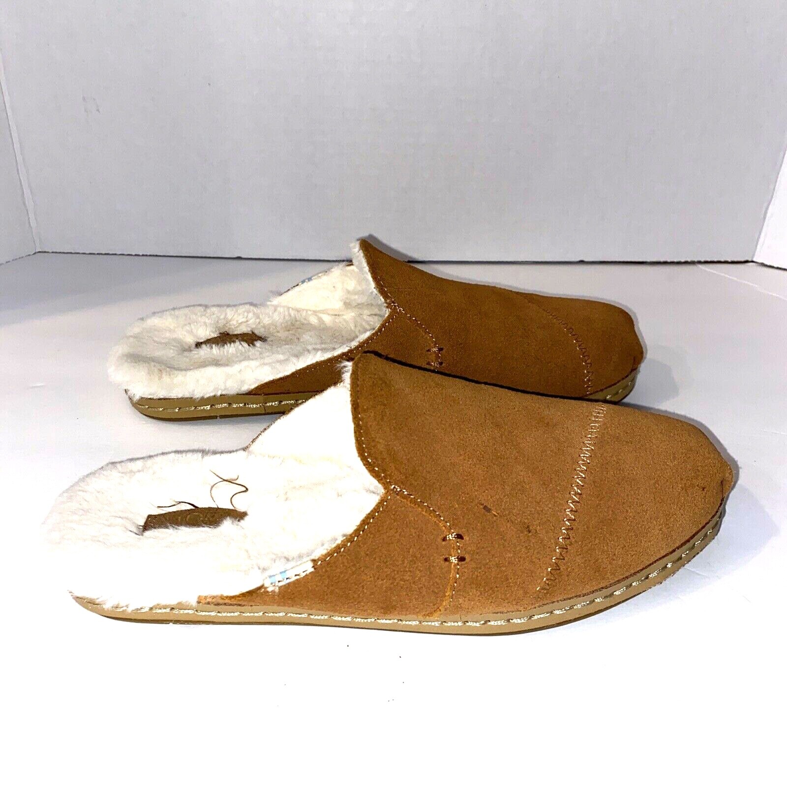 Tom's Tan Faux Fur lined Suede Slippers Size 5.5