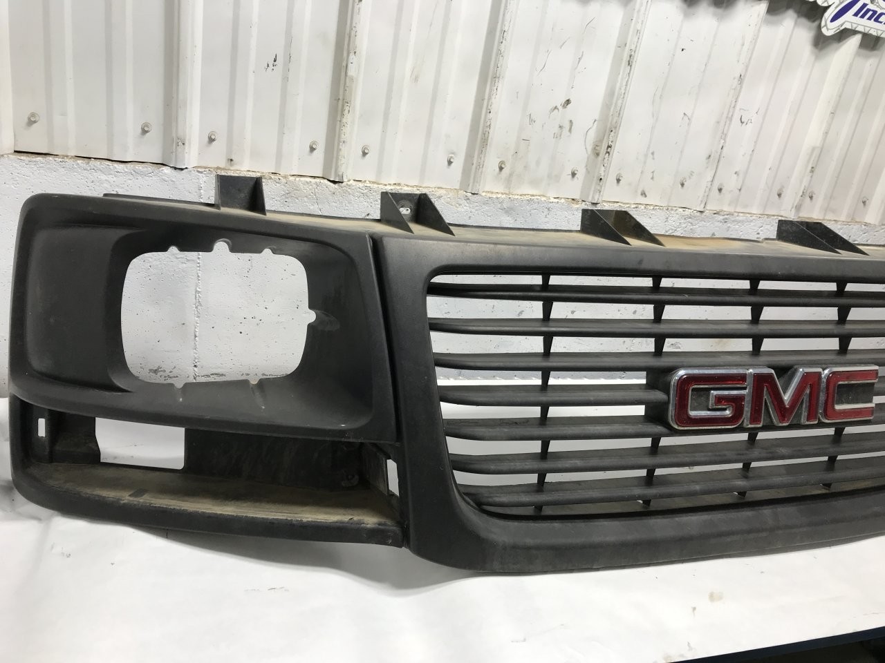 GMC CUBE VAN Grille - Used | P/N GLG081