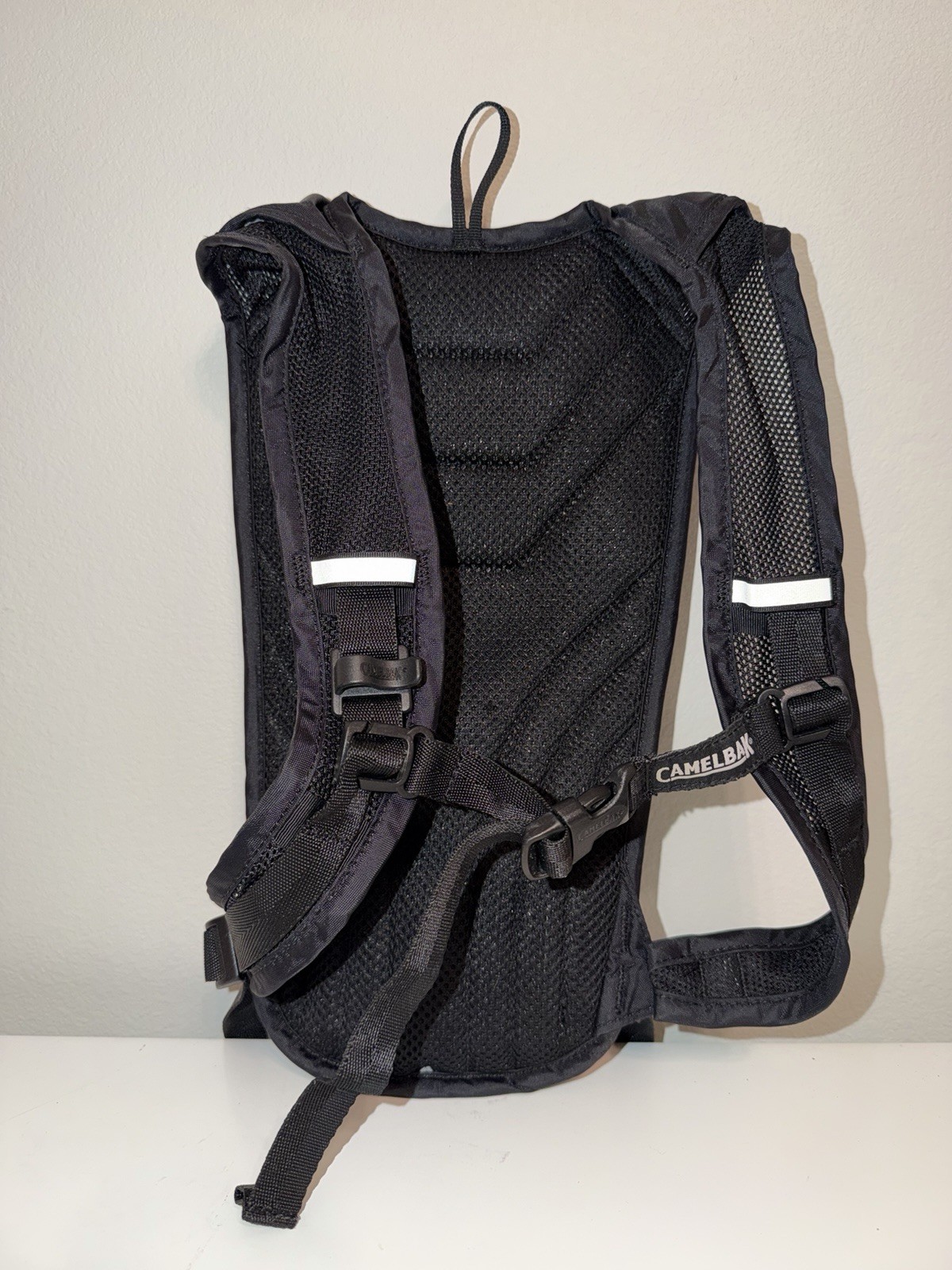 CamelBak Classic Hydration Pack 2L Black Adjustable Straps Reflective Hiking