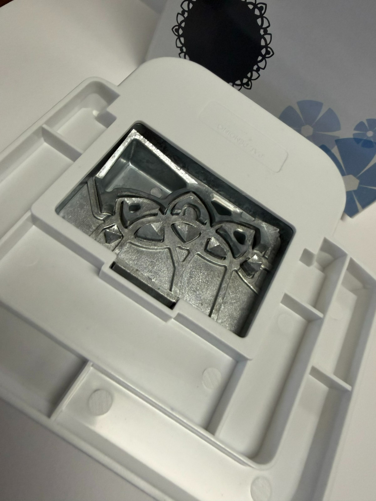 Creative Memories Dotted Leaf Circle Punch **New Open Box**