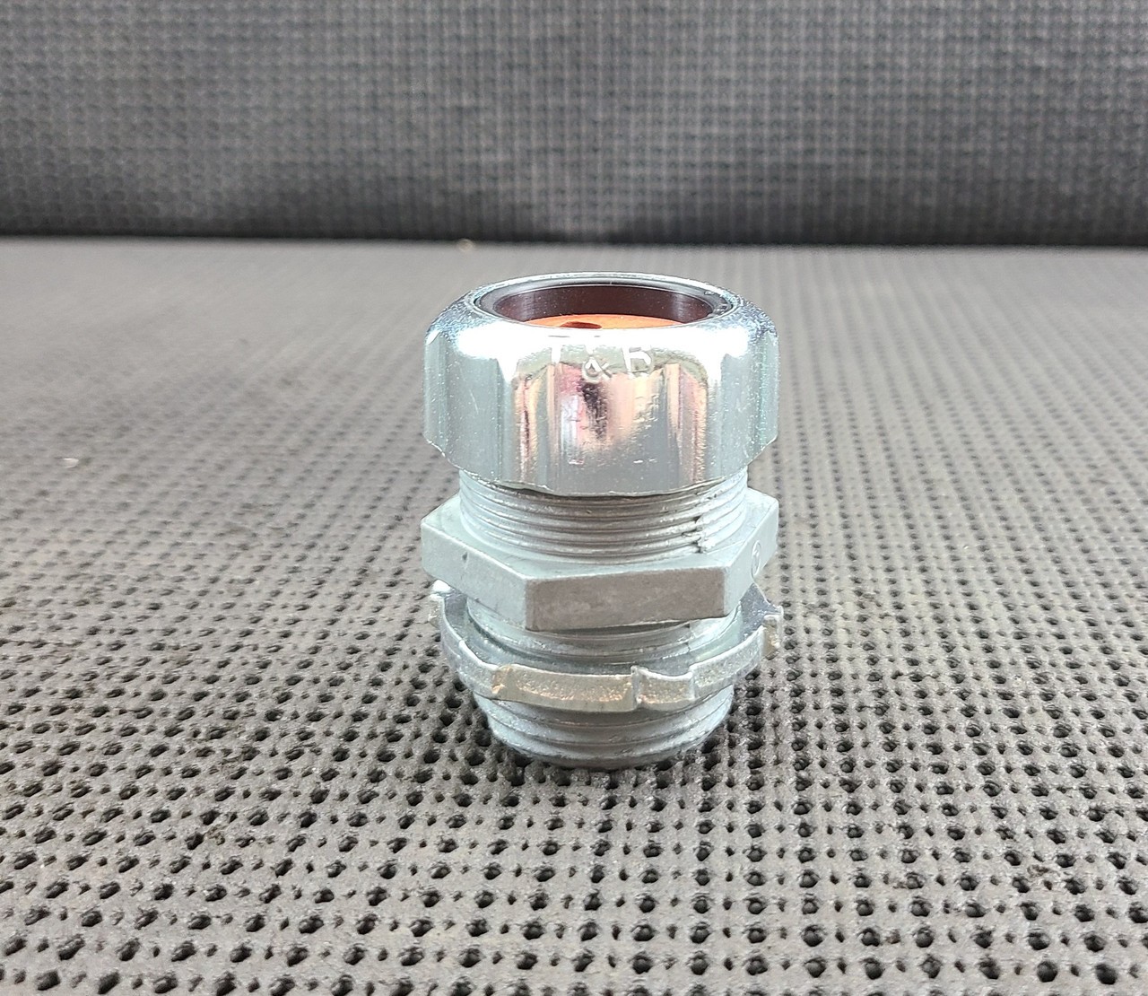 THOMAS & BETTS 2540-4 1IN CORD CONNECTOR 4HOLES .215-.235 STL