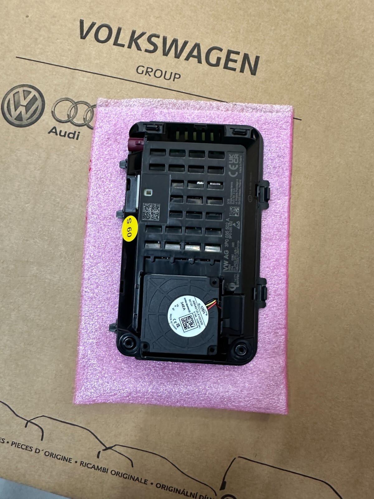 3P0035502A VW PASSAT WIRELESS MOBILE PHONE CHARGER 3P0035502A WIRELESS CHARGING