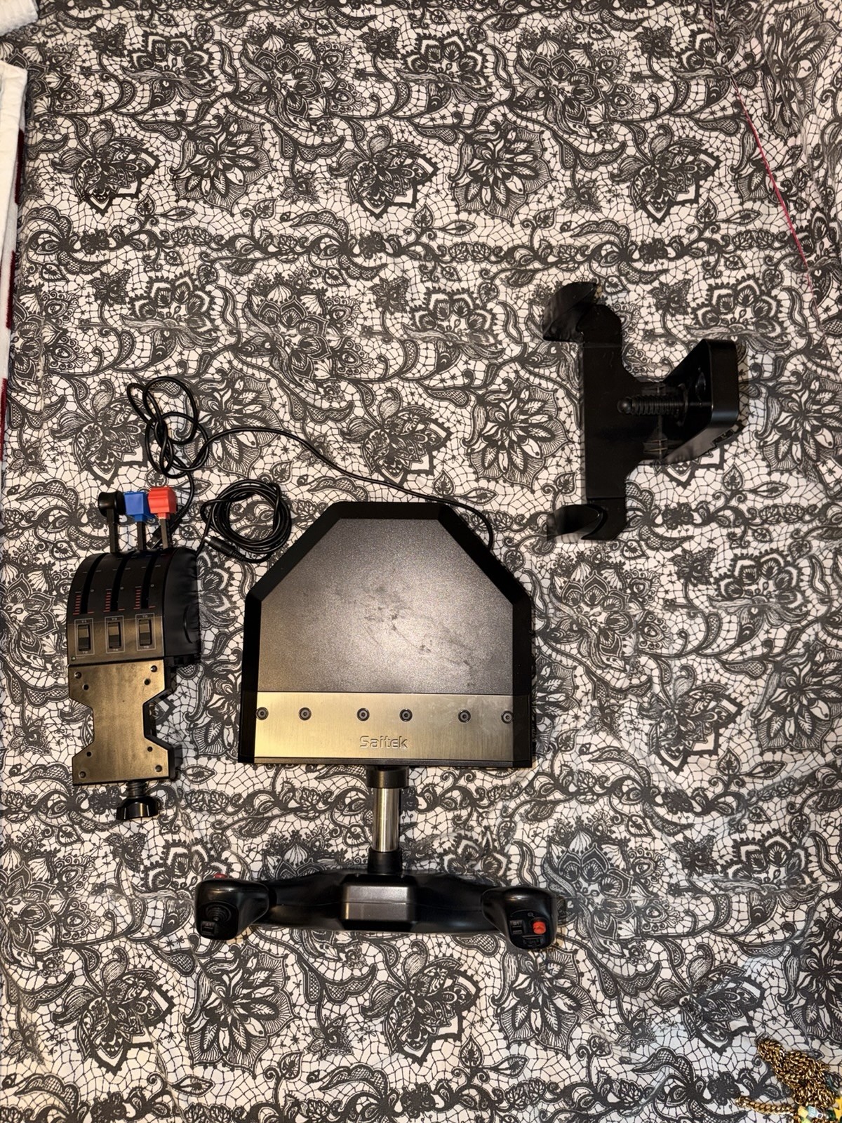 Saitek Flight Simulator Yoke, Throttle Quadrant & Mounting Clamp Bundle
