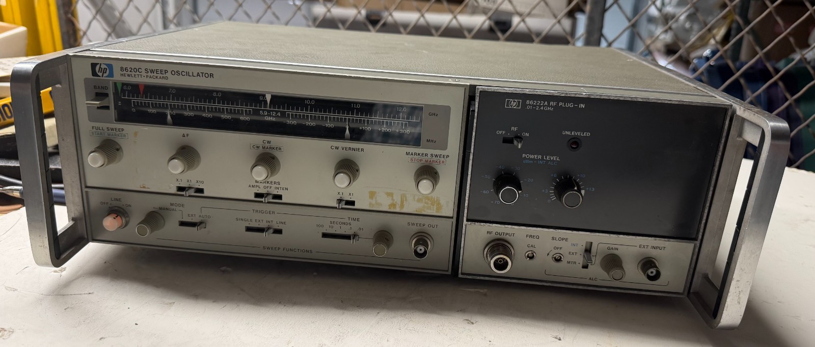 HP 8620C Sweep Oscillator w/ 86222A RF Plug-in   For parts or restoration