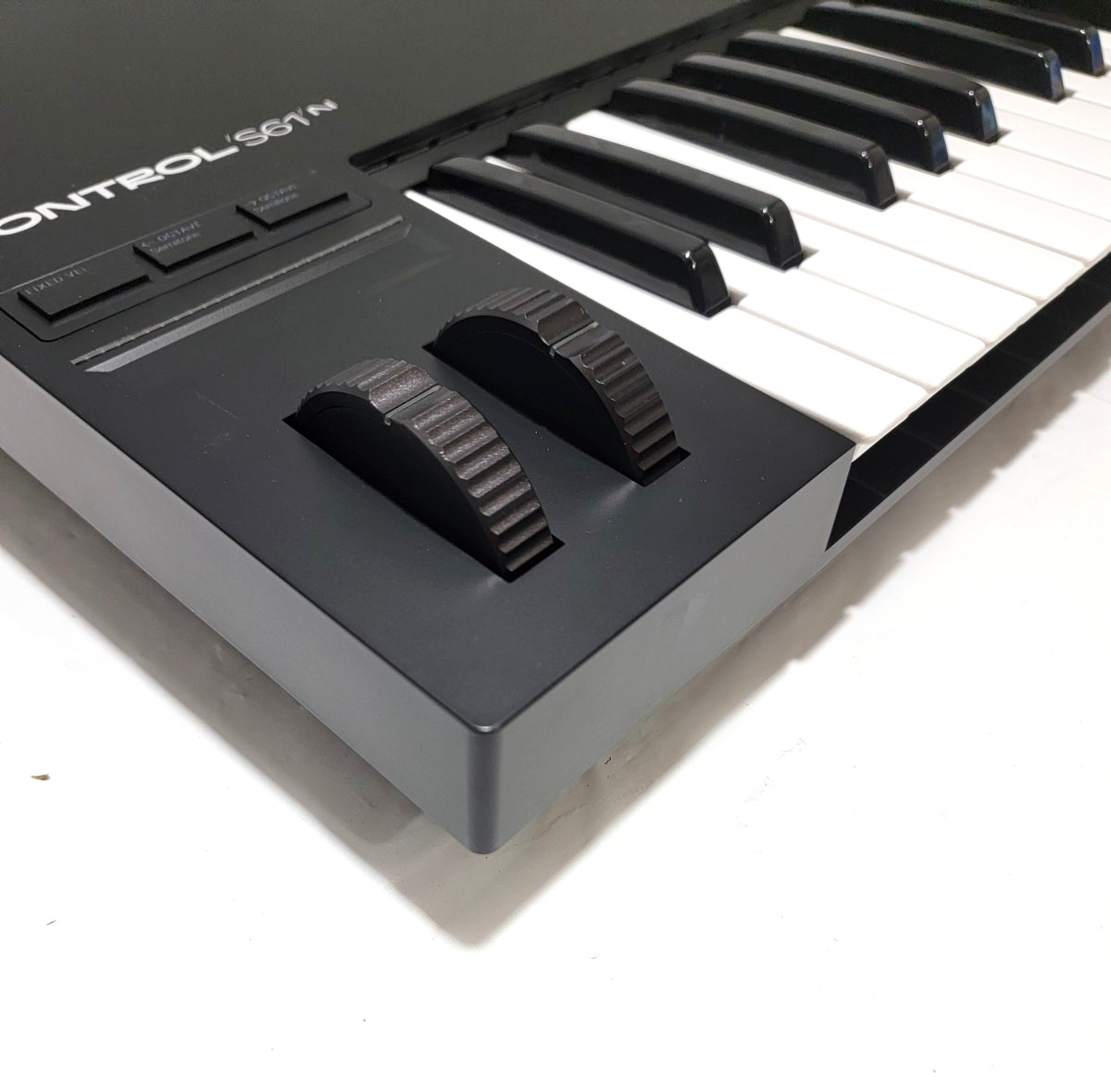 Native Instruments Kontrol S61 MK3 61-Key MIDI Keyboard Controller
