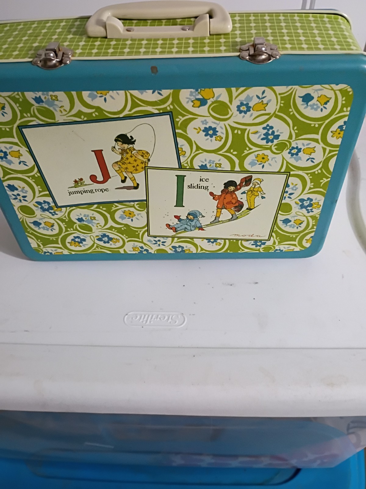 Moda Vintage Tin Alphabet Lunchbox