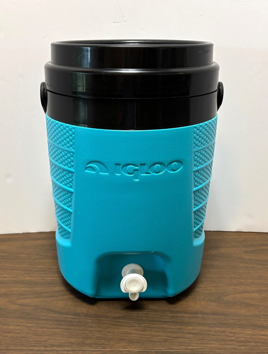 Igloo 2-Gallon Sport Beverage Jug with Hooks, Turquoise Black Jug Cooler Ice Vtg