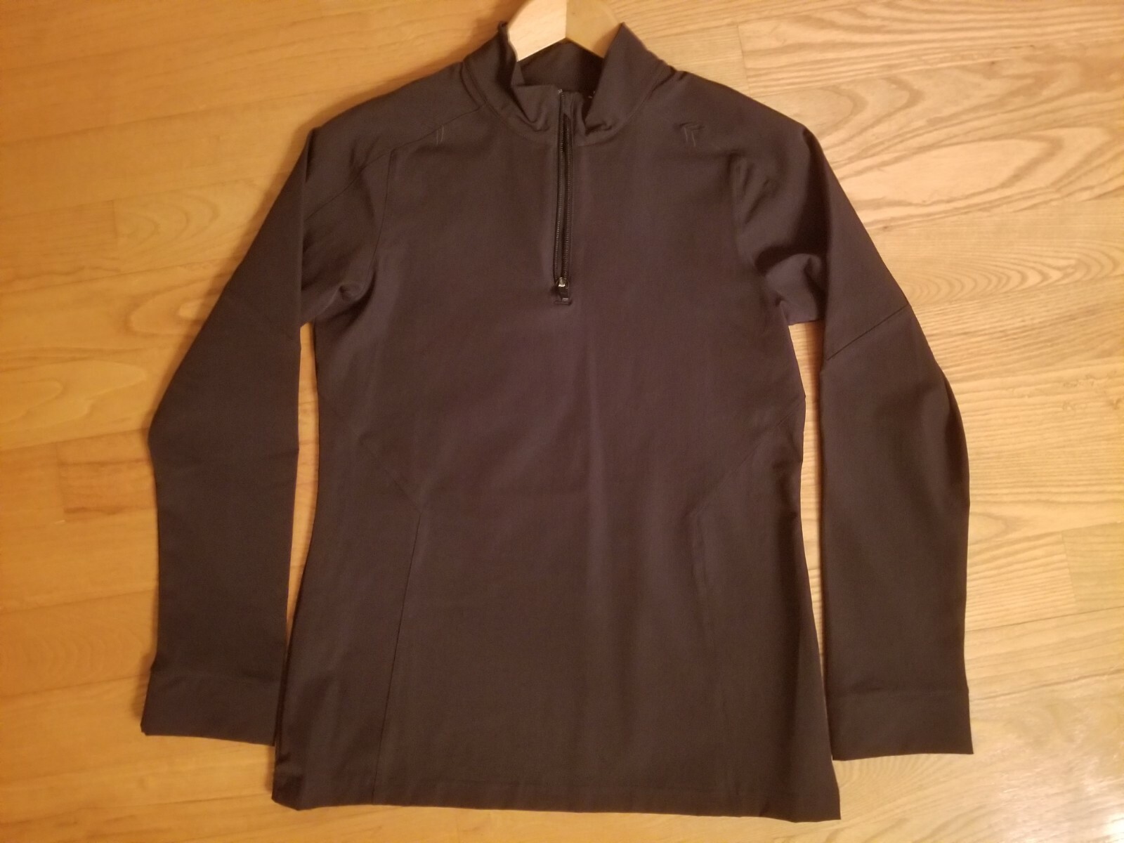Womens NWOT Small Black Under Armour 1/4 Zip Shirt Pullover (Item #1242383)