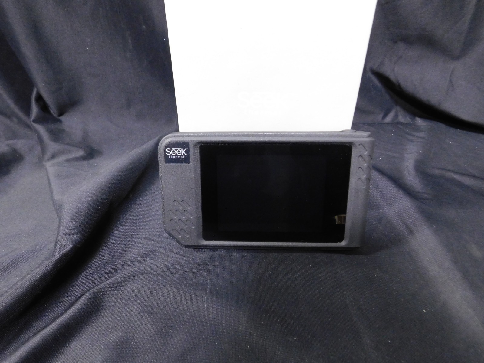 Seek Thermal SQ-AAA Battery Powered Handheld Thermal Imaging Camera (EB44)